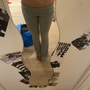 Grå yoga pants från 157 - Säljer ett par bekväma grå yoga pants från 157. Byxorna har en loose passform och är perfekta för en avslappnad stil. De är tillverkade i mjukt material och har en elastisk midja för extra komfort. Storlek xs 
