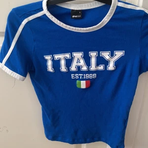 Blå t-shirt från Gina Tricot med Italy-tryck - Snygg blå t-shirt från Gina Tricot med texten sitter ganska tight och är väldigt fin till tex jeans. Pris går o diskutera 