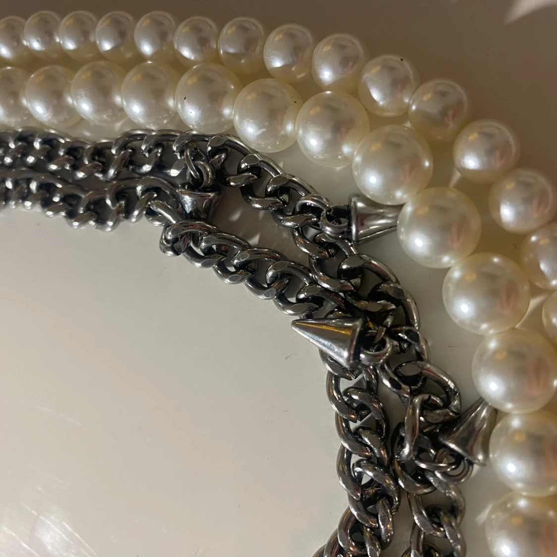 Halsband med pärlor och kedjor - 1