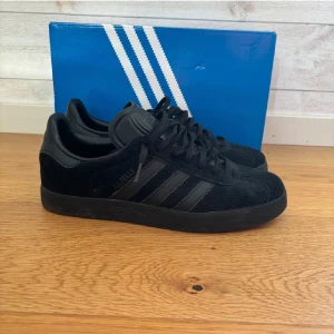 Adidas gazelle  - Fint skick(8/10). Nypris runt 1200. Inte blivit använda därför jag säljer. Hör av dig vid övriga frågor. Enbart skorna ingår.