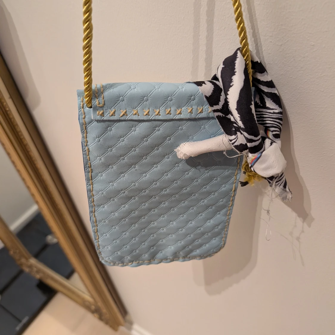 Ljusblå quiltad axelväska med zebramönstrad detalj - 3