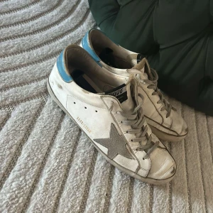 Golden goose  - Säljer dessa fina golden goose👟 som har sett bättre dagar men är fortfarande i mycket godtagbart skick✅. |Inget og medkommer.| Pris kan diskuteras vid snabb affär, 💸priset är inte hugget i sten.|vid fler frågor är det bara att skriva!😋
