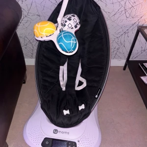 MamaRoo - Använd i 4 månader dagligen men är i en suvär skick, den har olika funktioner och har även ljud som lugnar bebisen 