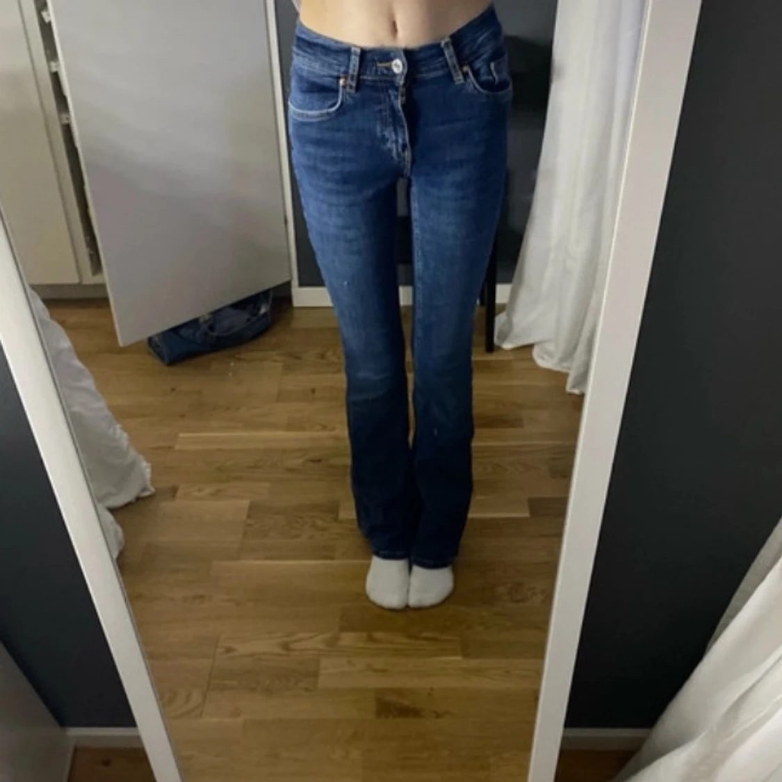 Blå bootcut jeans från gina tricot