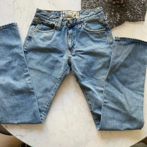 Blå jeans från Crocker - Säljer ett par klassiska blå jeans från Crocker som är midwaist/Low waist.  Aldrig använda 