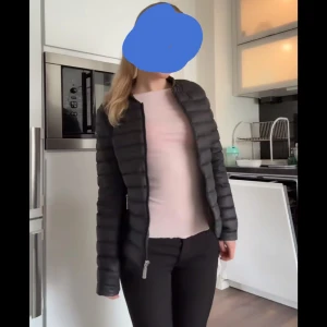 Svart dunjacka med dragkedja från peak performance  - Säljer en stilren svart dunjacka med dragkedja. Den passar till kallare väder men även mera kalla somar dagar..