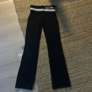 Victoria secret yoga pants - Victoria secret yoga pants Super svåra att få tag på, har en defekt ett pytte litet hål(kan skicka bild om man vill fick ej plats här) SÅ snygga🥰🥰😍😍😍😍
