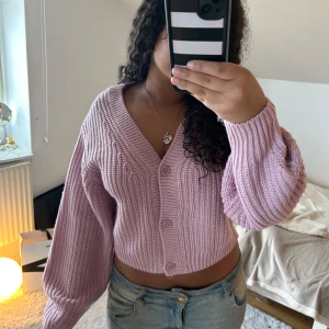 Rosa kofta - Säljer en söt ljusrosa/ljuslila kofta. Den är lite croppad i passformen