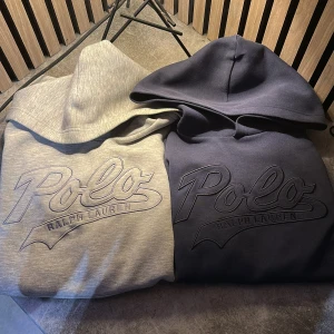 Polo Ralph lauren hoodie  - Två styckna riktigt snygga hoodies från polo Ralph lauren, tröjorna är 14-16år och skulle säga de passar dig som är mellan 165-175, säljer en för 799kr och båda för 1449kr hör av dig vid fundering🤩🤩