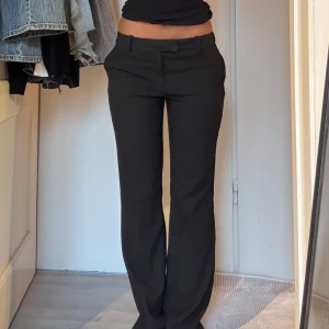 Svarta kostymbyxor - Snygga svarta kostymbyxor från Zara med låg midja och bootcut-stil. Aldrig använda💖