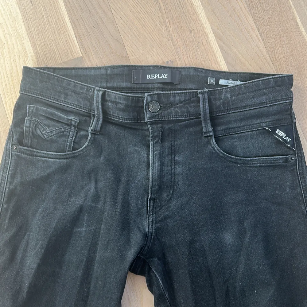 Ett par feta jeans från Replay. Skick 9/10, Inga hål, inga defekter. Storlek w30 L32. Om ni har funderingar, skriv till mig. Pris kan diskuteras. . Farkut & Housut.