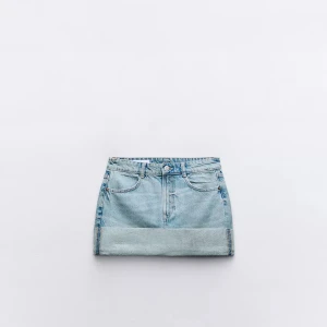 Ljusblå jeanskjol - Trendig ljusblå jeanskjol med klassisk femficksdesign och uppvikt kant. Perfekt för en avslappnad stil. Passar bra med en enkel t-shirt eller blus. Köpt på Zara och helt slutsåld! Perfekt nu till sommaren!