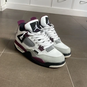 Jordan 4 PSG - Ett par sällsynta j4 i collab med PSG. Skorna är i väldigt bra skick även fast de har varit använda. Tycker själv att det är en av de skönaste skorna, passar verkligen till alla stilar. Skorna är storlek 43 men kan säkert passa lite större eller mindre. Köpte här på Plick för ungefär ett år sedan för mycket mer, så detta är en steal! Hör av er vid funderingar (fraktar samma dag)!