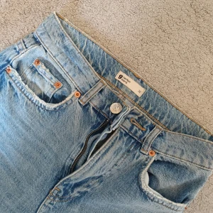 Ljusblå jeans från Ginatricot  - Säljer ett par ljusblå jeans från Ginatricot. Superfin passform men tyvärr försmå för mig storlek 32!! Pris kan diskuteras 
