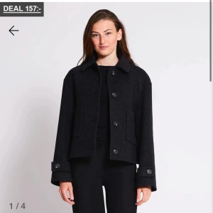 Jag har den svarta som är på första bilden också  - Säljer en svart och en beige kappa säljer en för 250 priset kan sänkas för snabb affär den svarta är i storlek m men passar som s och den beige är i storlek xs säljer för att jag precis köpt två nya vår jackor så behöver dom inte hör av er för fler bilder eller frågor❤️