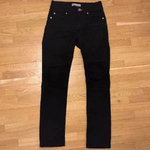 Acne Studios jeans Hex – Nypris 1500 kr, nyskick - Supersnygga svarta jeans från Acne Studios i modellen Hex Black Ups. Klassisk rak passform med fem fickor och hällor. Sitter riktigt bra och passar till det mesta – en tidlös bas i garderoben.  Storlek 25/32. Midja ca 69 cm, innerbenslängd ca 69 cm, total längd ca 92 cm. Material: 46 % bomull, 38 % lyocell, 16 % polyester – stretchiga och bekväma.  Jeansen är i nyskick och endast använda vid ett fåtal tillfällen. Nypris ca 1500 kr – ett riktigt kap för dig som gillar svenskt kvalitetsmode. 