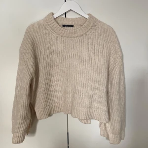 Krämvit stickad tröja från Gina Tricot - Säljer en krämvit stickad tröja från Gina Tricot. Tröjan är i storlek M men skulle säga att den är liten i storleken. Den har ärmar och ribbade detaljer vid ärmslut och nederkant. Även slits vid midjan och i ärmarna. Använd ett fåtal gånger!