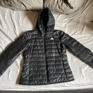 adidas Jacka - En snygg höst/sommar jacka med luva och två inner fickor samt två varnliga fickor på utsidan, mycket skön jacka utan några hål eller liknande. Den är i Xs men skulle passa dom med storlek s också😁