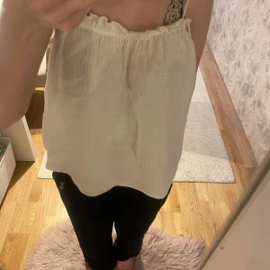 Gullig topp - Säljer en jättegullig sommartopp då den inte används❤️ pris kan diskuteras
