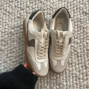 Dolce vita sneakers  - Säljer mina fina Dolce Vita sneakers i storlek 38. Skorna är aldrig använda då de är lite för små för mig! 