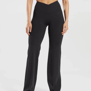 Gymshark bootcut - Helt nya och oanvända träningsbyxor från gymshark! Ångrat köp och hade ej kvar kvitto, har aldrig använt. Sitter tight men är också sjukt stretchiga så dom passar allt från S-L (kanske XS till och med asså dom är så anpassningsbara) 100%. Såå fint på gymmet eller yoga eller bara till vardags. Sitter så smickrande. Köpta för 500kr, skriv för bättre bilder💕