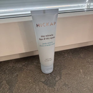 HICKAP Tiny Miracle Lips & Dry Spots - Multifunktionell kräm från HICKAP för läppar och torra områden. Perfekt för att återfukta och vårda huden. Kommer i en praktisk tub som är lätt att ta med sig. Aldrig använd😊