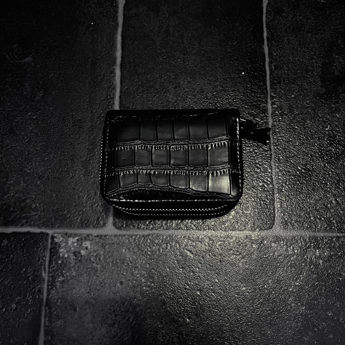 Svart plånbok med krokodilmönster