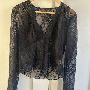 fin topp från shein - Säljer denna somriga tröja från shein då den ej passade, aldrig använd förutom att ha testat den!