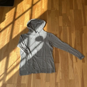 Grå hoodie från Pepe Jeans - Säljer denna riktigt snygga stickade hoodien från Pepe Jeans. Storlek M och har riktigt bra passform