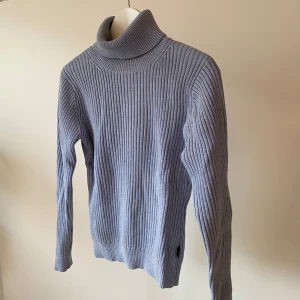  PEAK Performamce ribbstickad polo - Klasssisk ljusblå polotröja från PEAK. I väldigt fint skick men krymt i tvätten - egentligen en M men nu en XS/S (jag har S och den passar mig). 