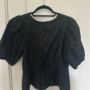 Kortärmad blus  - Populär Lindex blus med rosettknytning bak i storlek S🧡