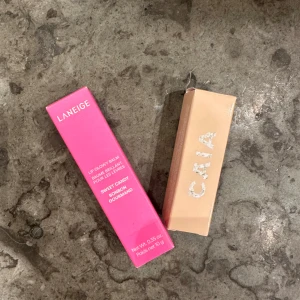 Laneige Lip Glowy Balm och CAIA Juicy Lip Oil - Säljer ett Laneige Lip Glowy Balm i färgen Sweet Candy och en CAIA Juicy Lip Oil. Båda är helt nya och oöppnade!💗 (säljer då jag har dubletter). Säljer laneige för 190kr och caia för 150kr