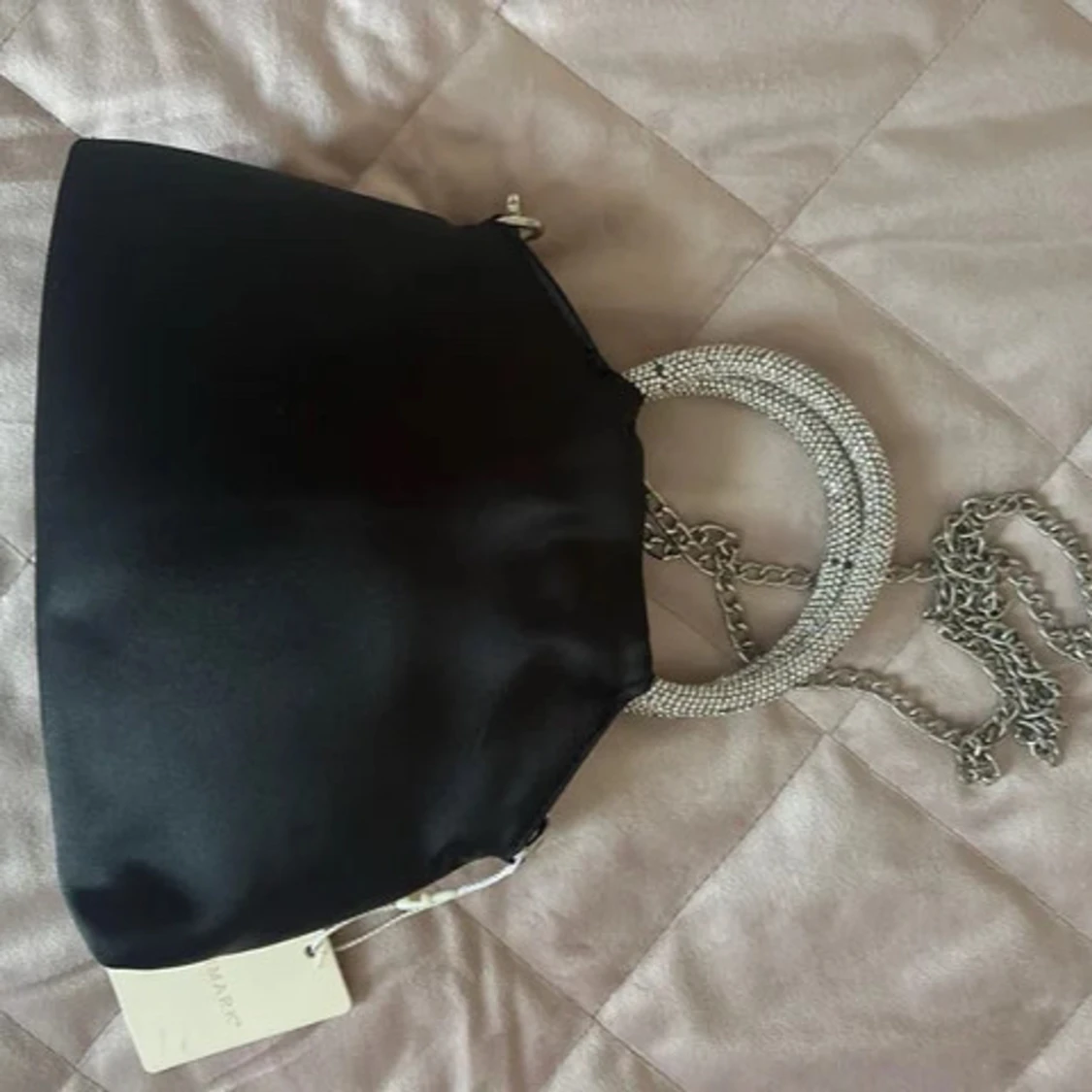 Svart kuvertväska med glittriga detaljer - 1