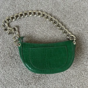 Grön axelväska från Zara - Snygg grön axelväska från Zara. Nypris 499kr. Säljer för 299kr.