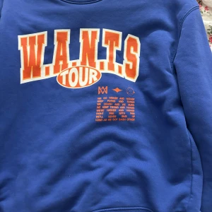 Blå Marcus & Martinus sweatshirt - Säljer denna tröjan som jag köpte på M&M wants tour 2024. Jätte fin och bra skick