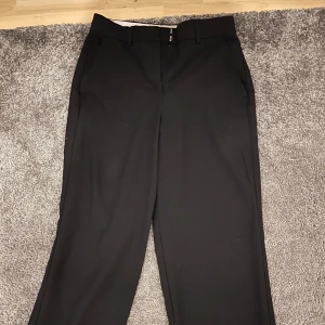 Svarta kostymbyxor  - Snygga svarta kostymbyxor med hög midja. Byxorna sitter bra och har en skön kvalité. Pris kan diskuteras.