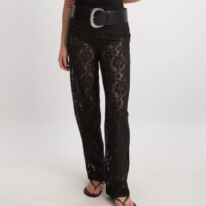 Svarta spetsbyxor  - Snygga svarta byxor i spetsmaterial från NA-KD. Aldrig använda & har prislappen kvar. Strl 42, skulle dock säga att dem sitter som en 40🖤Kom privat för mer bilder!