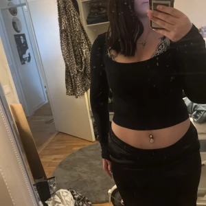 Svart offshoulder topp från Dazy - Säljer en stilren svart offshoulder topp från Dazy man kan ha den som en vanlig tröja eller offshoulder. Toppen har långa ärmar och en tight passform, perfekt för en trendig look. Materialet är mjukt och bekvämt, vilket gör den idealisk för både vardag och festliga tillfällen.