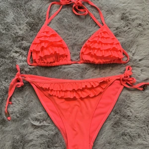 Rosa bikini - Jättefin neonrosa bikini i bra skick. Den är inte lika röd i verkligheten🩷🤗