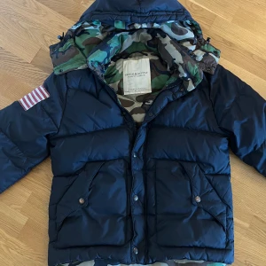 RL Denim & Supply camo puffer - Tja tjaa! Säljer nu min sjukt feta RL puffer på grund av att den ej kommer till användning - skick 7/10 det är en väldigt gammal jacka så därav minde defekter annars felfri! - storlek: M - väldigt ovanlig jacka - skriv vid minsta fundering!