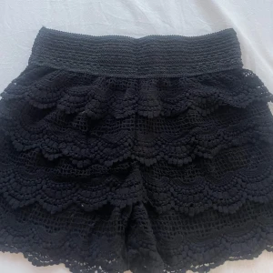 Svarta spets shorts - Skit snygga spetsshorts, strl xs/s💗💗