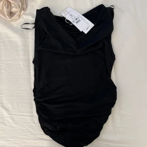 Topp - Super fin topp med skrynkningsr vid sidorna från Gina parfait till sommaren⭐️