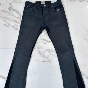 Svarta jeans från Gallery Dept. - Snygga svarta jeans från Gallery Dept. med en unik design. De har en klassisk femficksmodell och en cool slitsdetalj vid benen. Perfekta för att ge din outfit en edgy touch.