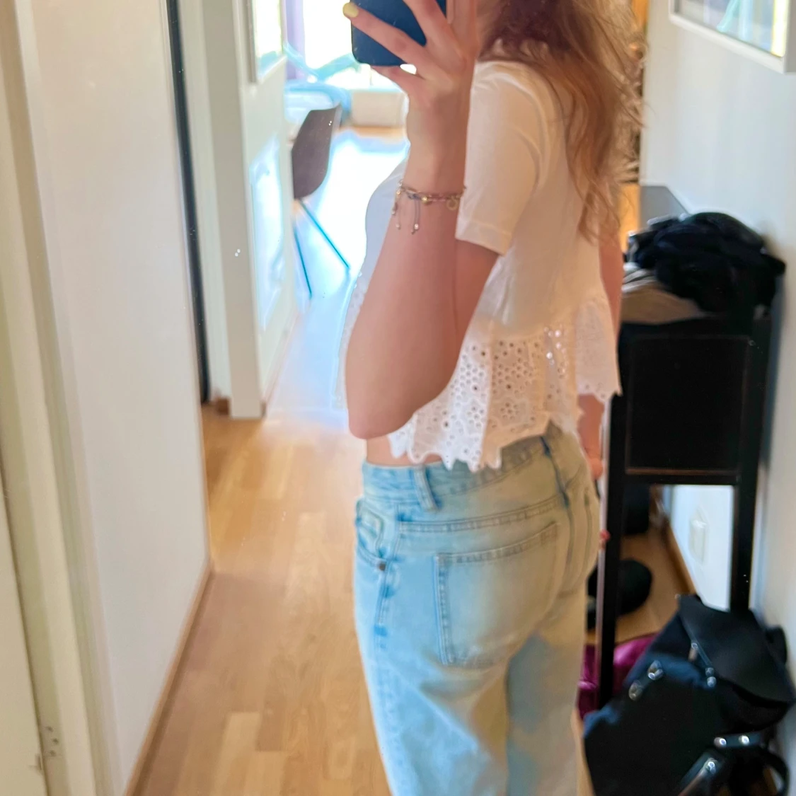 Vit kortärmad topp med spetsdetaljer - 2