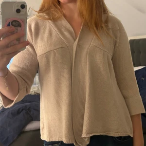 trekvartsärmad kofta - fint skick och jätteskön men kommer inte till användning längre. passar som M