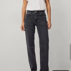 Svarta jeansbyxor - Mörkgråa jeans från Gina tricot i storlek 32. Dem är i en modell för längre personer så passar någon som är mellan 1.70-178. Säljer på grund av att dessa har blivit för små för mig nu men har annars varit ett favorit par jeans💕🩷❤️