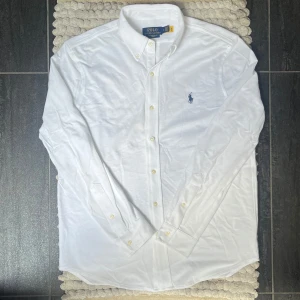 Polo Ralph Lauren Featherweight Mesh Skjorta vit  - Riktigt snygg skjorta från Ralph Lauren som passar perfekt till sommaren || Storlek: M || Mycket fint skick, som ny 