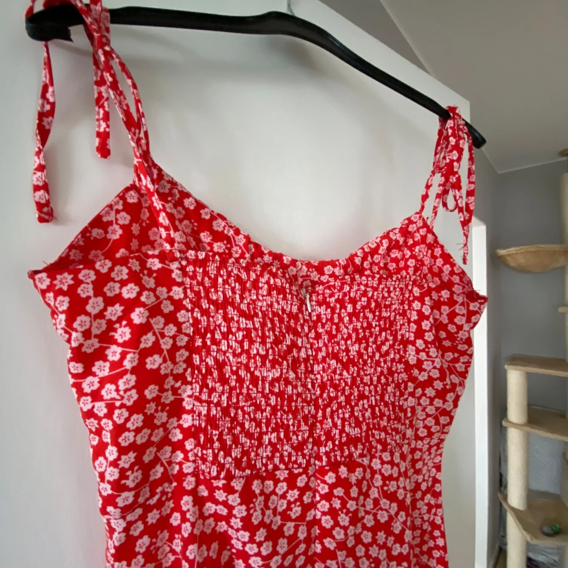 Röd blommig klänning med knytband - 4