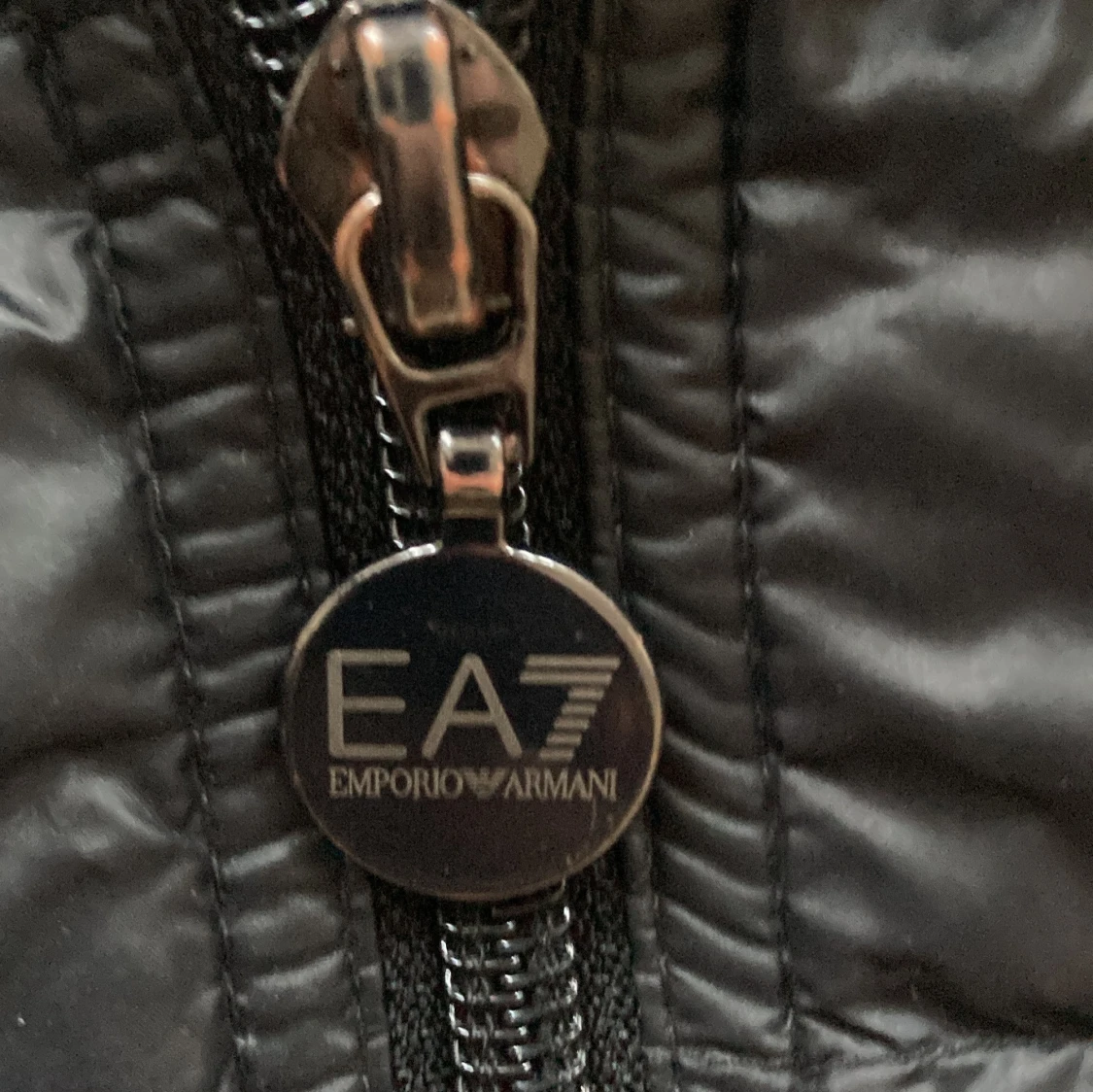 Svart quiltad jacka från Emporio Armani - 3