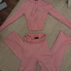 Catania pink set  - Säljer rosa Catania-set i storlek S men eftersom materialet är elastiskt passar det även en M, särskilt om man har bredare höfter och lår.
